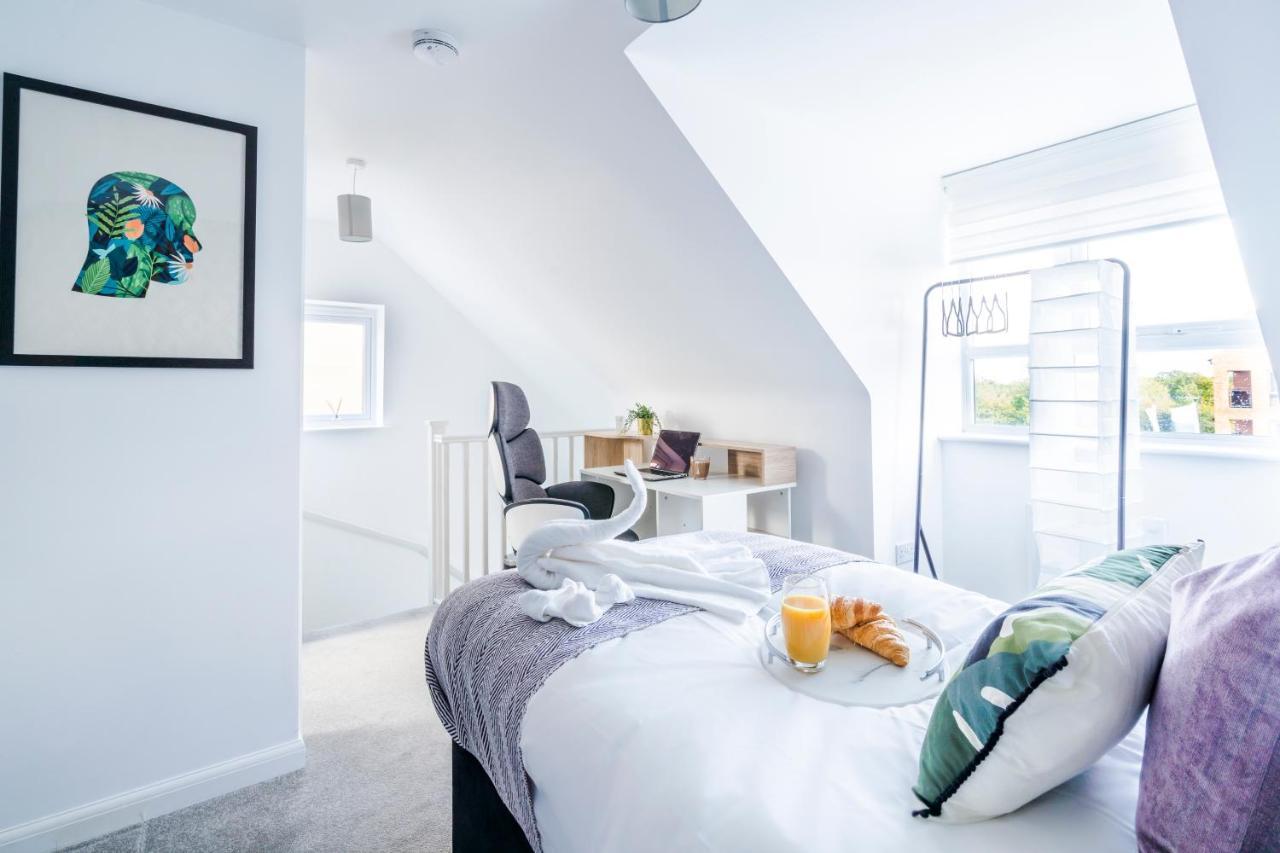 Spacious 4br Townhouse Free Parking & Wifi Holiday home Milton Keynes